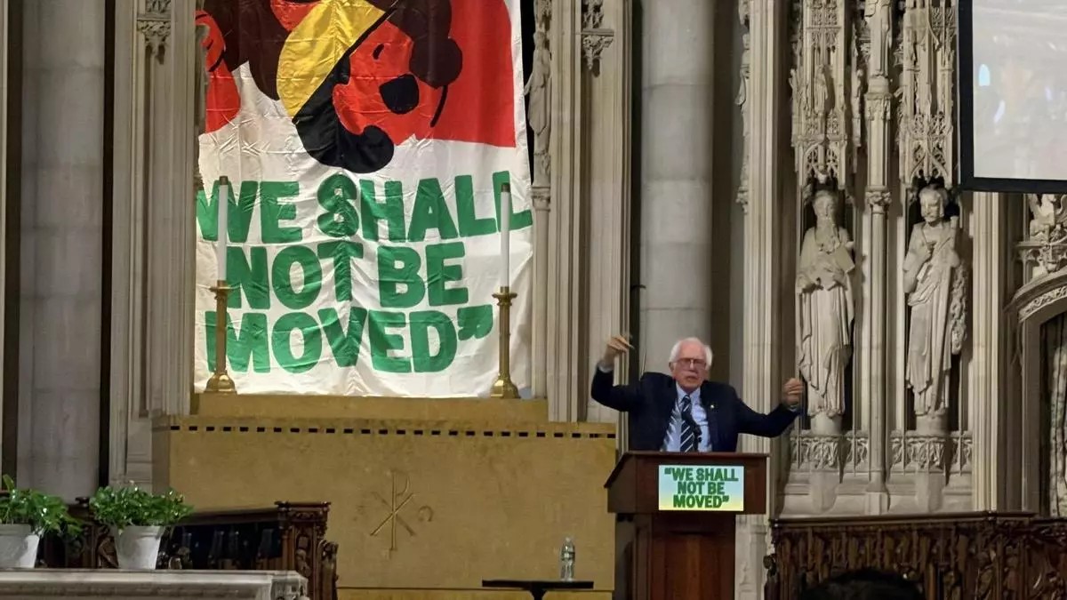 Bernie Sanders denuncia militarismo y desigualdad desde Nueva York