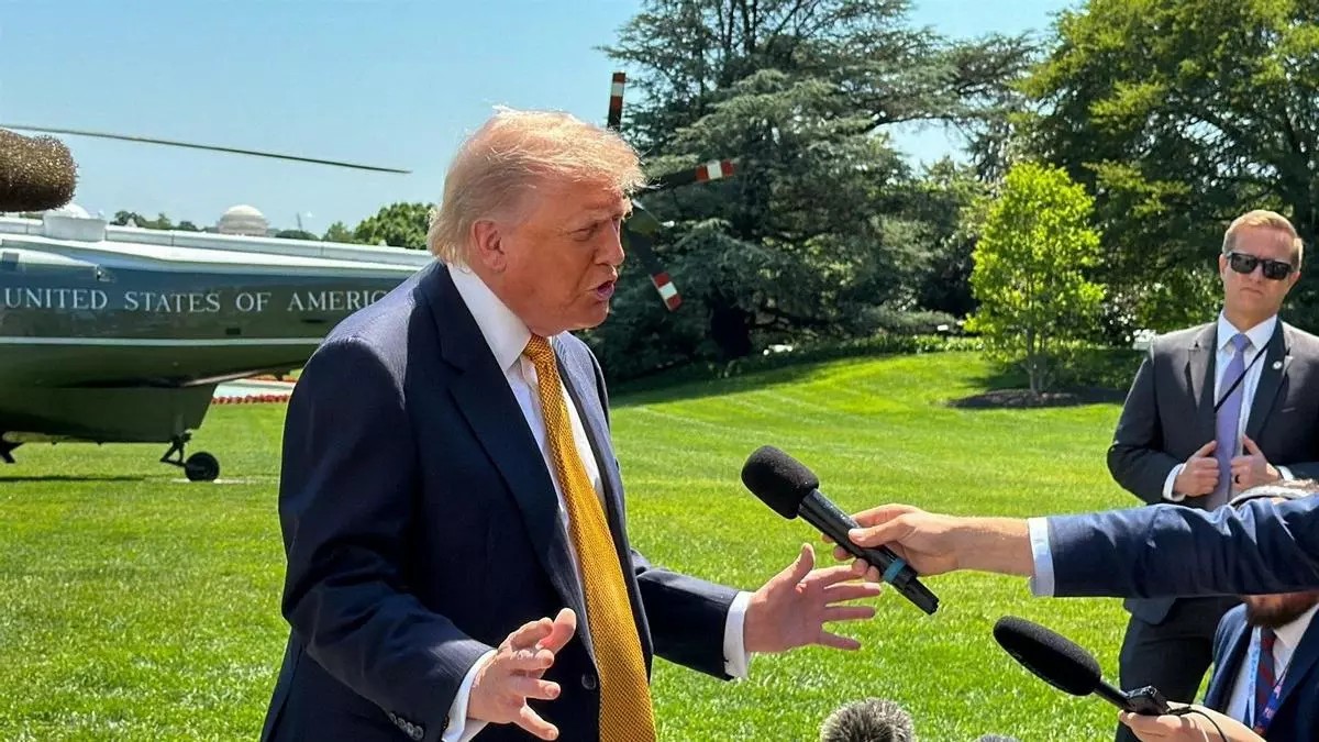 Juez bloquea veto de Trump contra CNN, MS NOW y Politico
