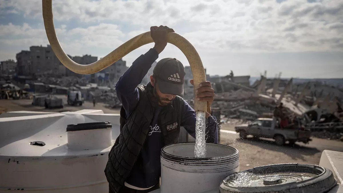 Israel sufre escasez de agua tras destruir saneamiento en Gaza