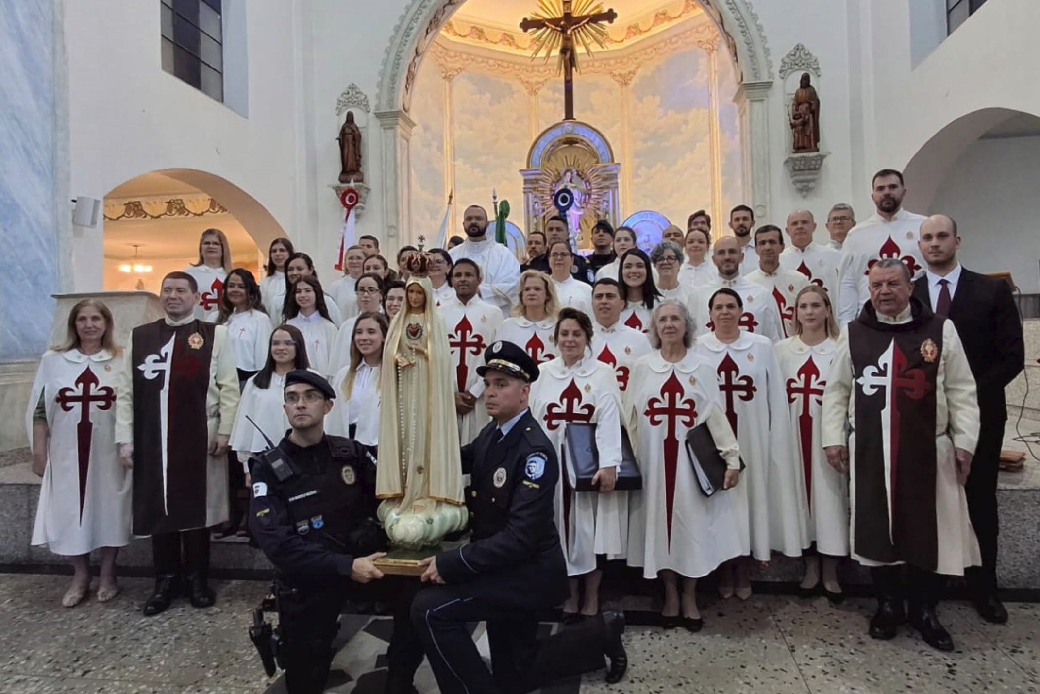 Membros dos Arautos do Evengelho após na missa pelo 23º aniversário da Guarda Municipal de Belo Horizonte, Brasil, agosto de 2026. Redes sociais dos Arautos.