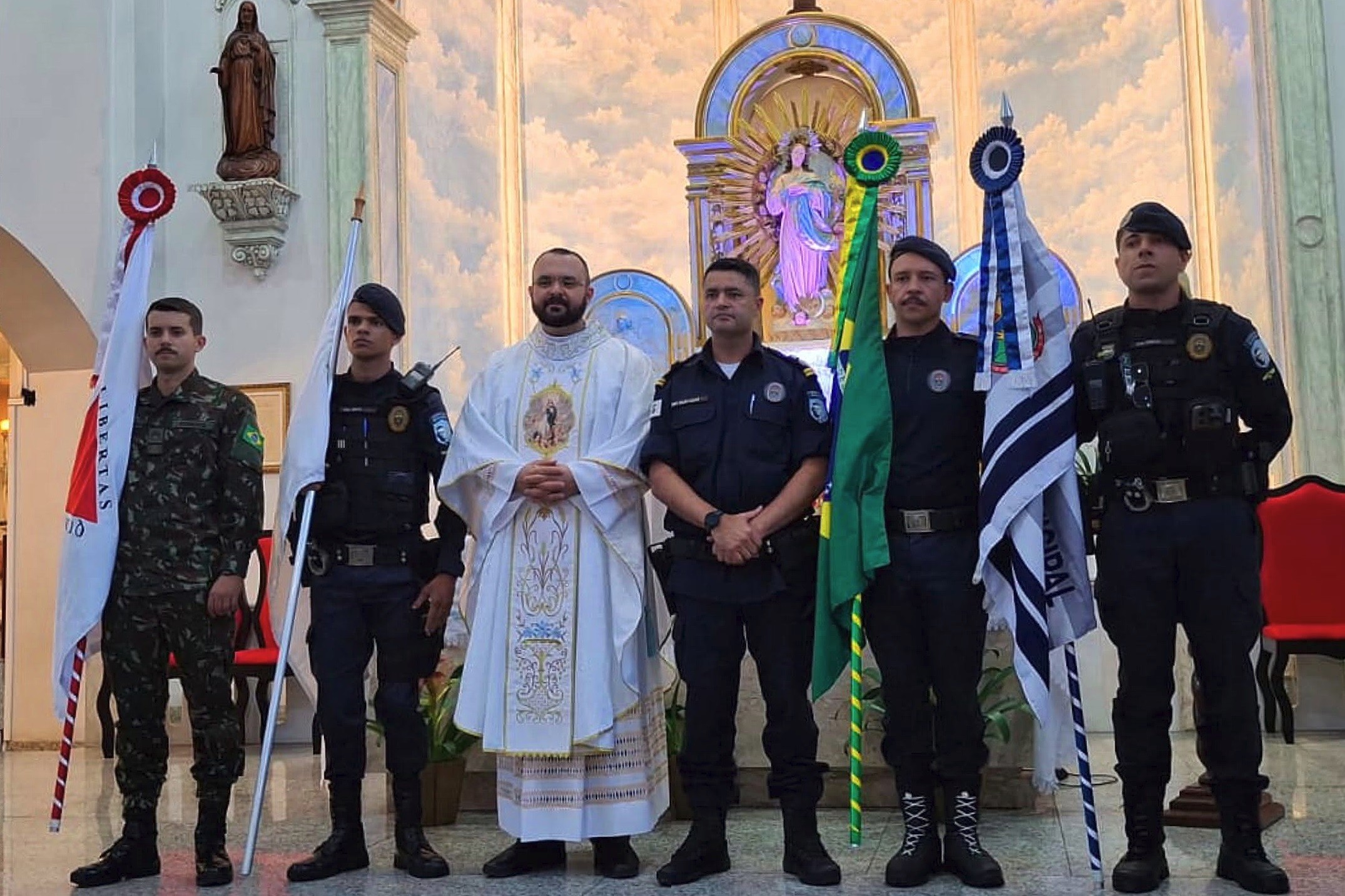 Representantes das Forças Armadas e da Polícia do Brasil após a missa pelo 23º aniversário da Guarda Municipal de Belo Horizonte, Brasil, agosto de 2026. Redes sociais dos Arautos.