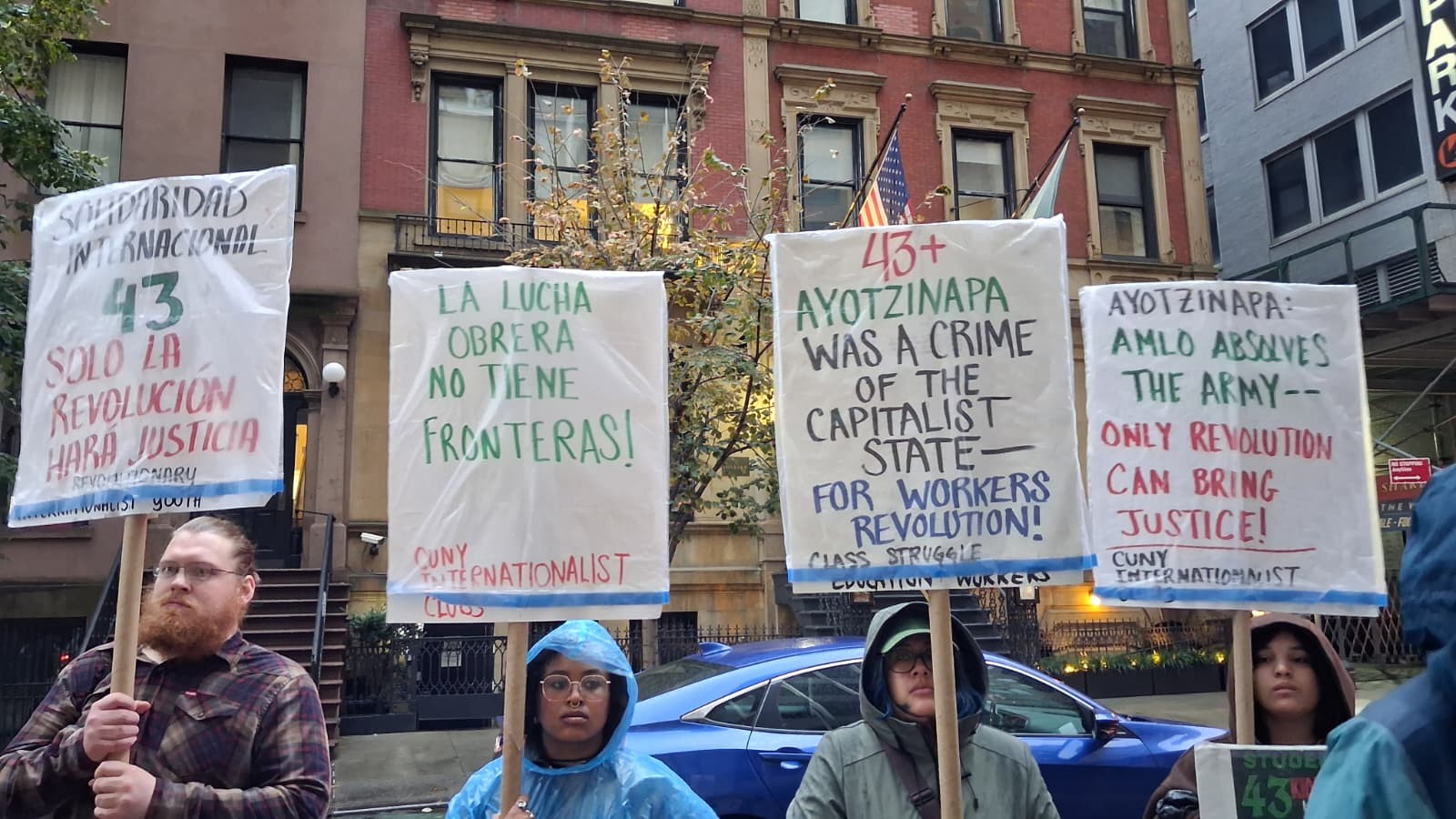 Manifestantes en la vigilia de Nueva York por 12 años del crimen de Estado en Ayotzinapa. Foto: Francisco Ramírez / LAP