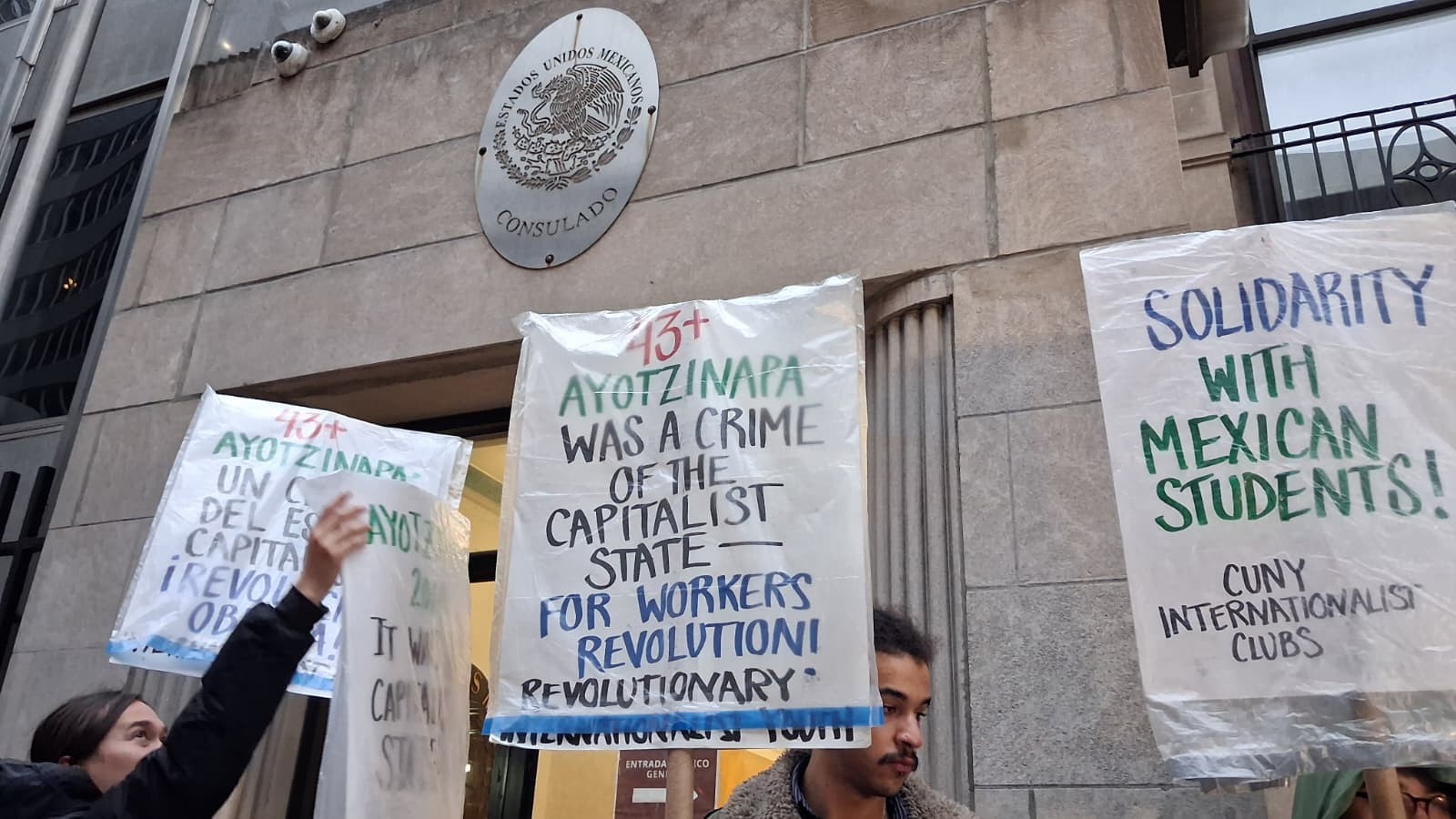 Miembros de CUNY Internationalist Club se sumaron a la vigilia por Ayotzinapa en Nueva York el 26 de septiembre de 2014. Foto: Francisco Ramírez / LAP.