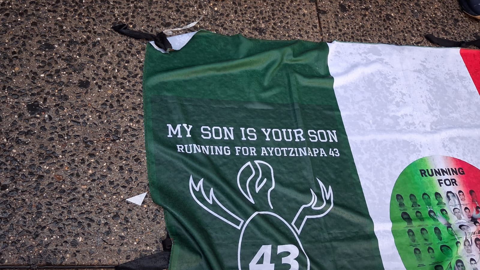 “Mi hijo es tu hijo“, Club de Atletismo por Ayotzinapa 43, en la vigilia de Nueva York el 26 de septiembre de 2026. Foto: Francisco Ramírez / LAP.