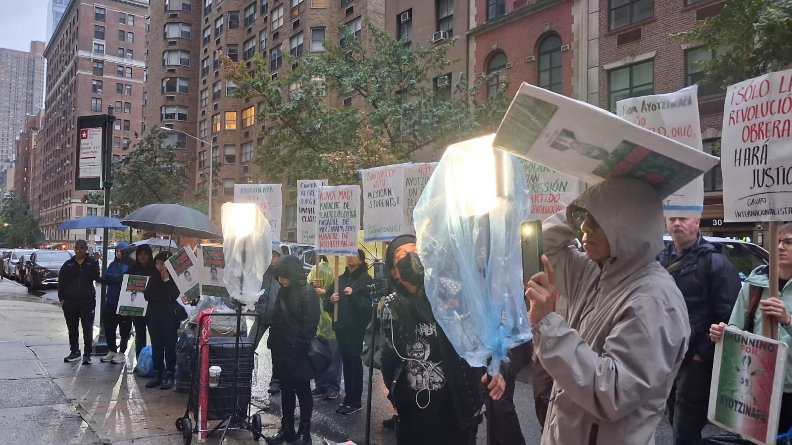 Manifestantes se resguardan de la lluvia frente al Consulado mexicano en Nueva York para exigir justicia por los 43 de Ayotzinapa. Foto: Francisco Ramírez /LAP