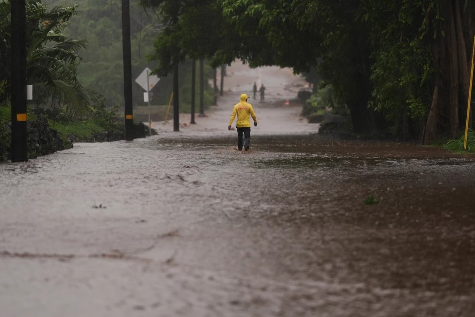 Huracán Polo amenaza la península de Baja California con inundaciones