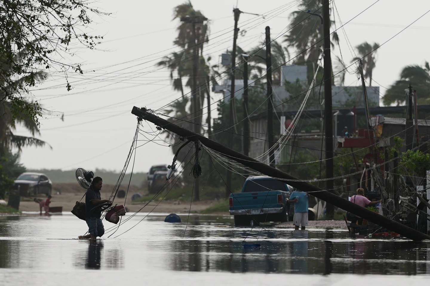 Polo golpea Baja California Sur y provoca inundaciones en EEUU