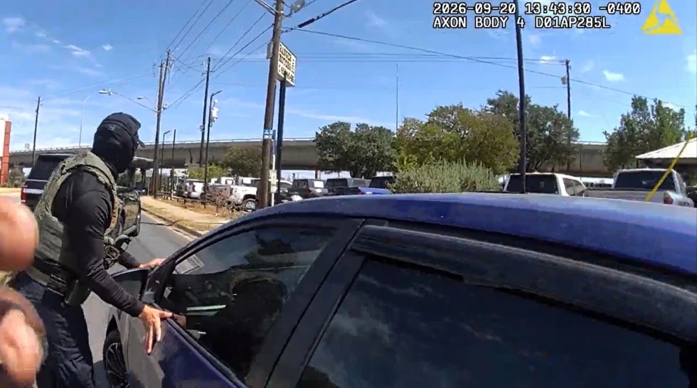 ICE prohíbe persecuciones vehiculares y endurece reglas tras tiroteos