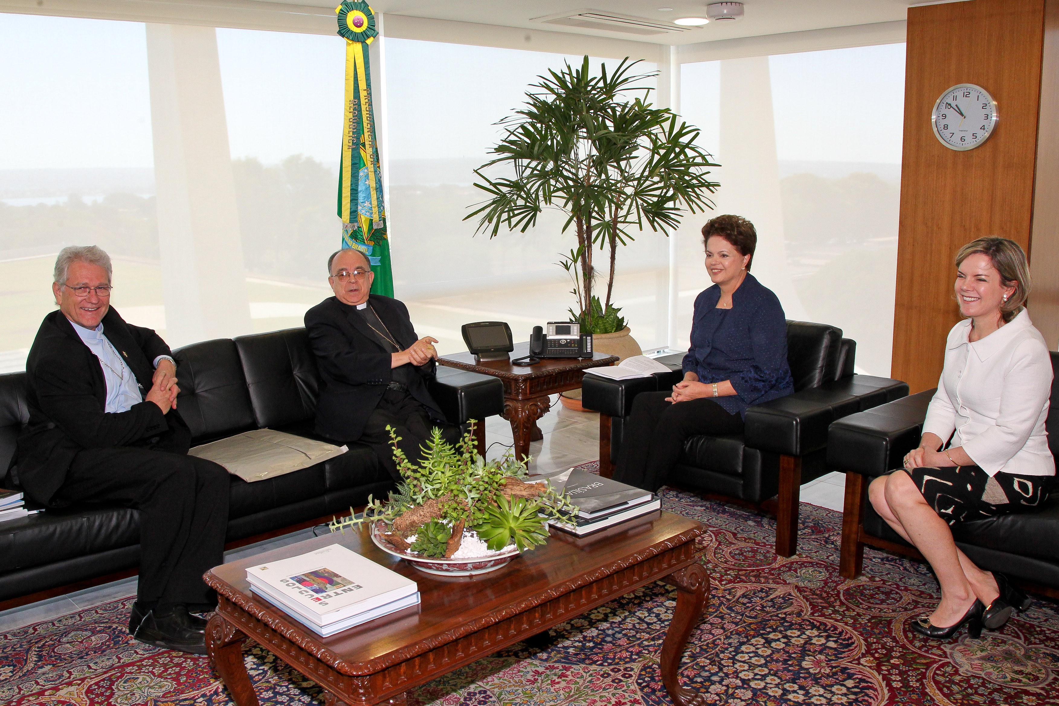 A la izquierda del centro, el cardenal Damasceno, entonces presidente de los obispos de Brasil, visita a la entonces jefa de Estado Dilma Rousseff en el Palacio de Planalto, 2011. Presidencia de Brasil, vía Wikimedia.