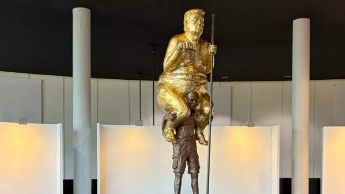 Estatua de Trump desnudo irrumpe en el Parlamento Europeo