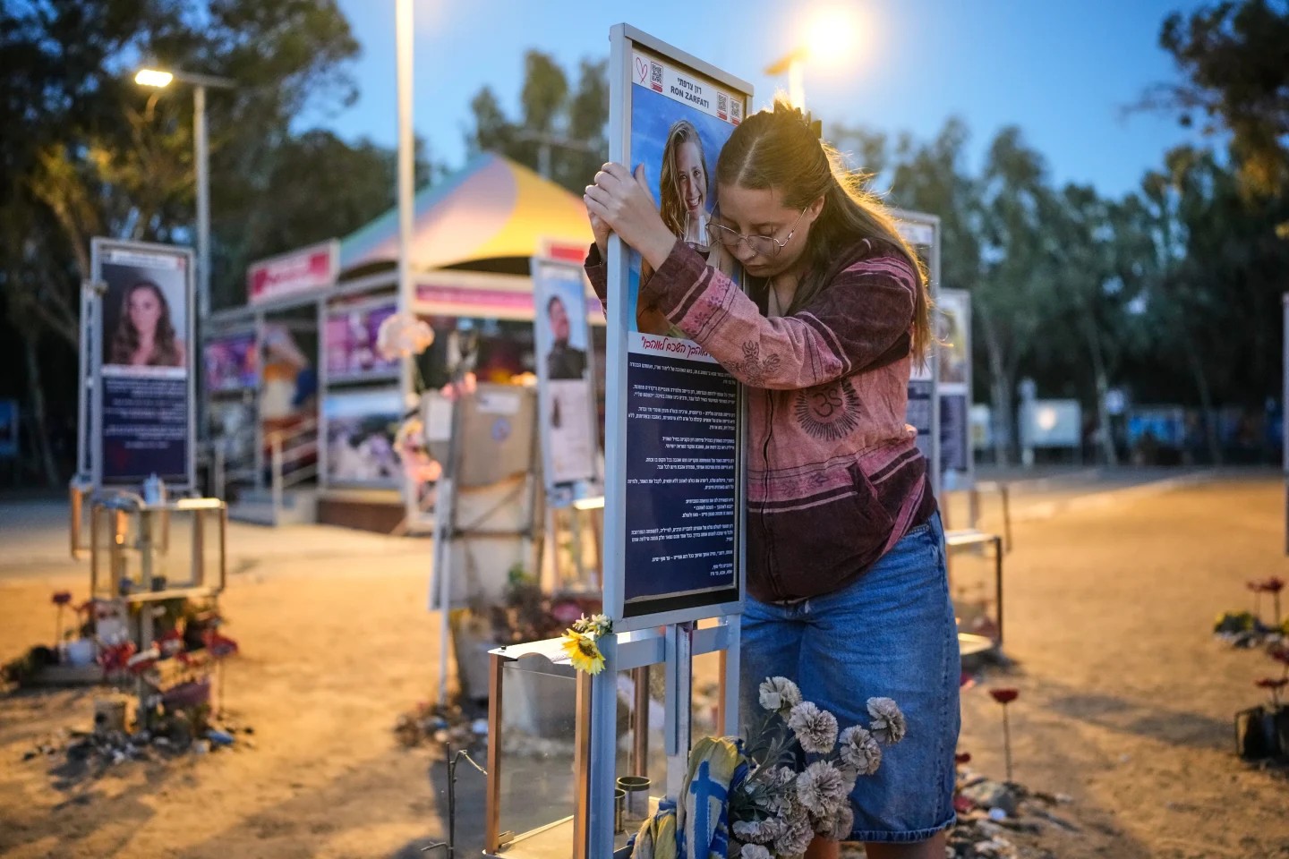 Israelíes lloran el 7 de octubre mientras Gaza sigue devastada