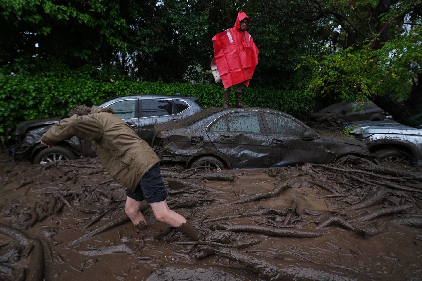 Santiago de Chile enfrenta inundaciones y deslaves por lluvias intensas