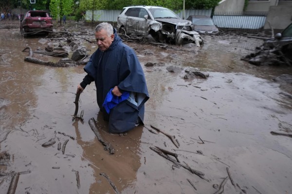 Santiago de Chile enfrenta inundaciones y deslaves por lluvias intensas