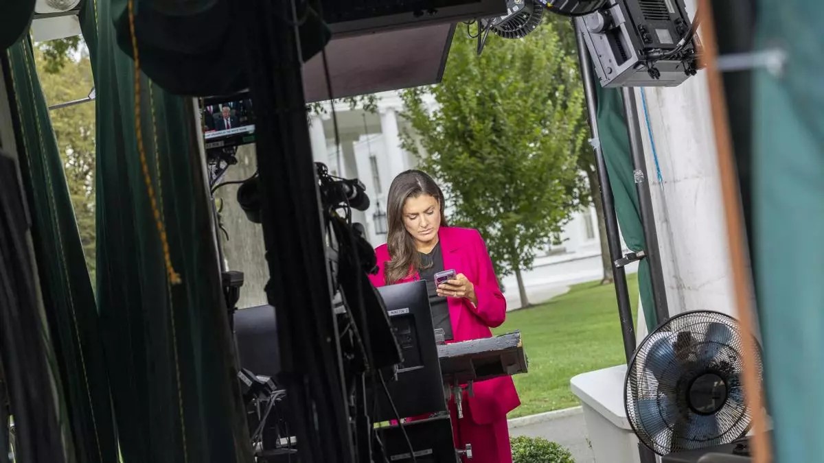 Trump investiga televisoras por plantón tras veto a medios