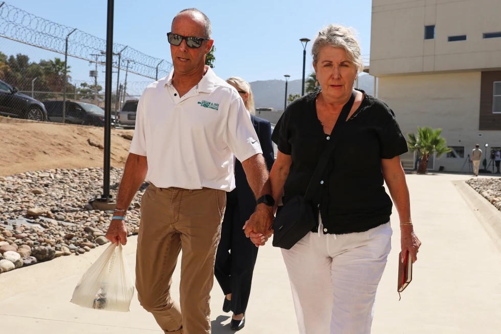 Juez declara culpables a tres por asesinato de surfistas extranjeros