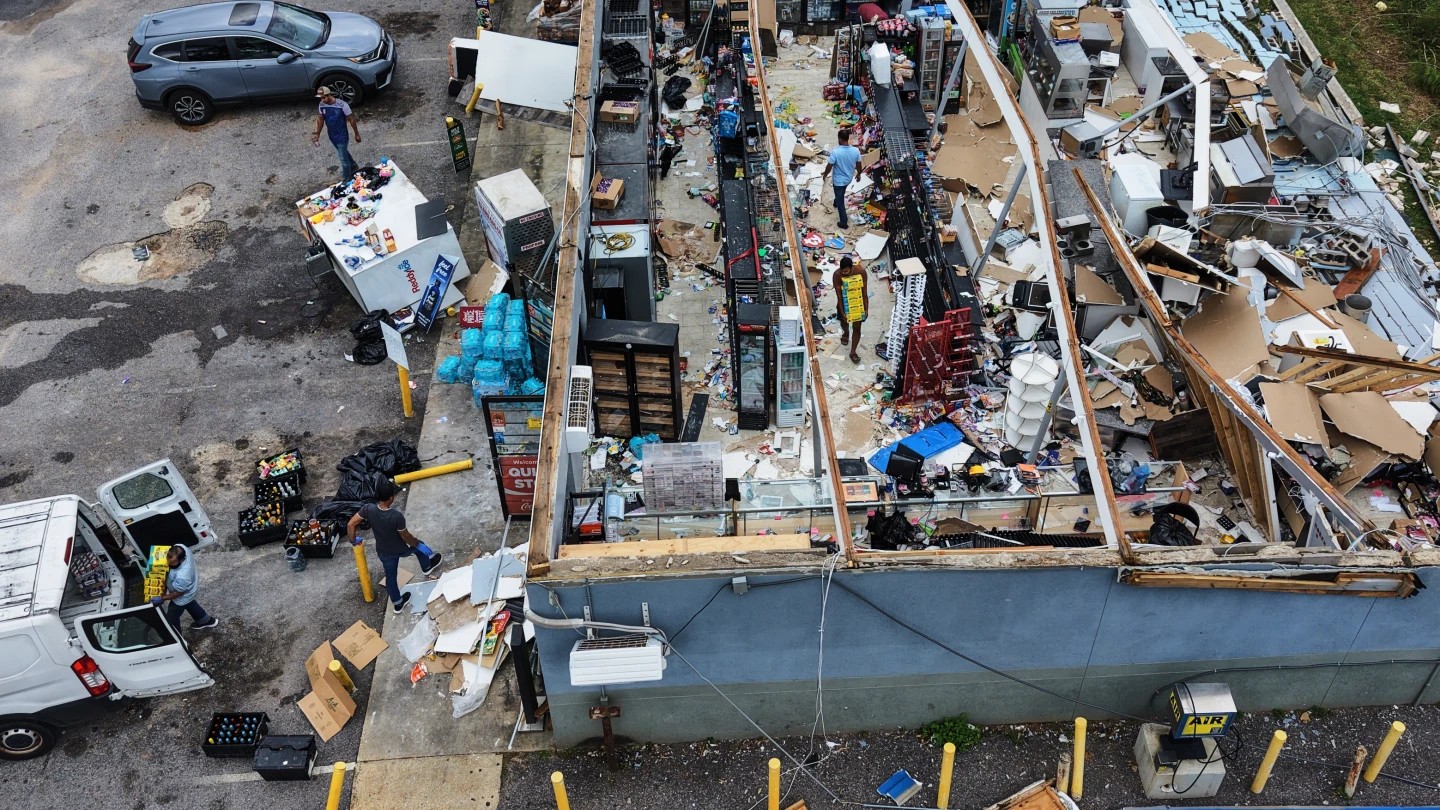 Huracán Isaías deja cuatro muertos y graves daños en Florida