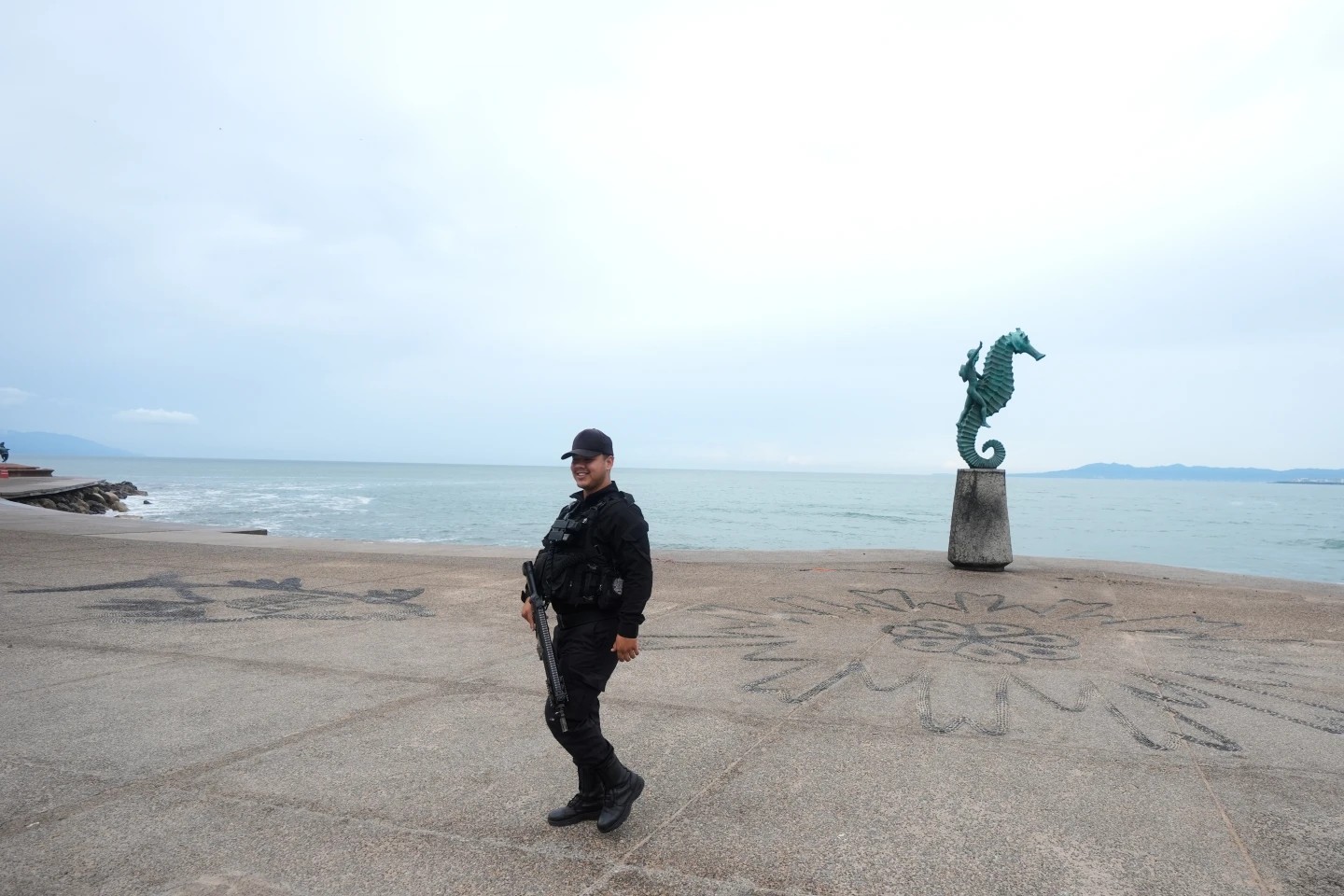 Huracán Simón pone a Puerto Vallarta bajo alerta por impacto mayor
