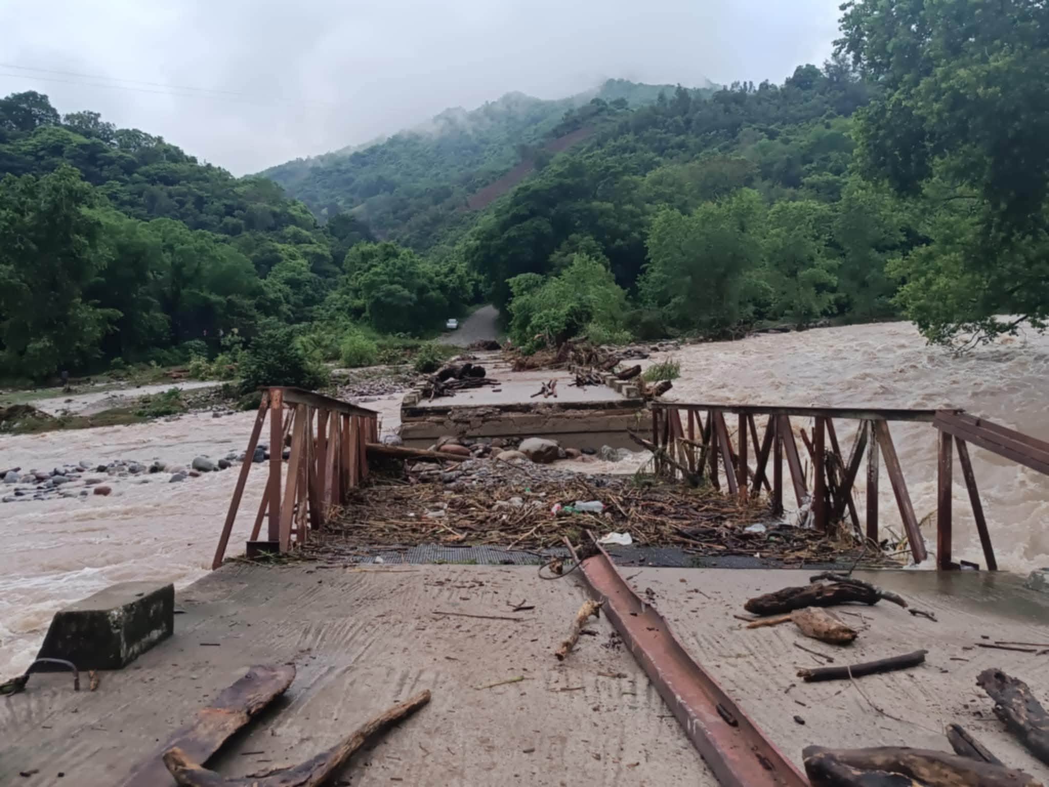 Comunidades de Ilamatlán exigen puente ante riesgo de aislamiento
