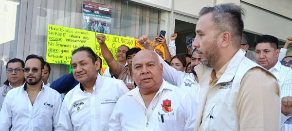 Trabajadores de salud protestan por falta de insumos y pagos