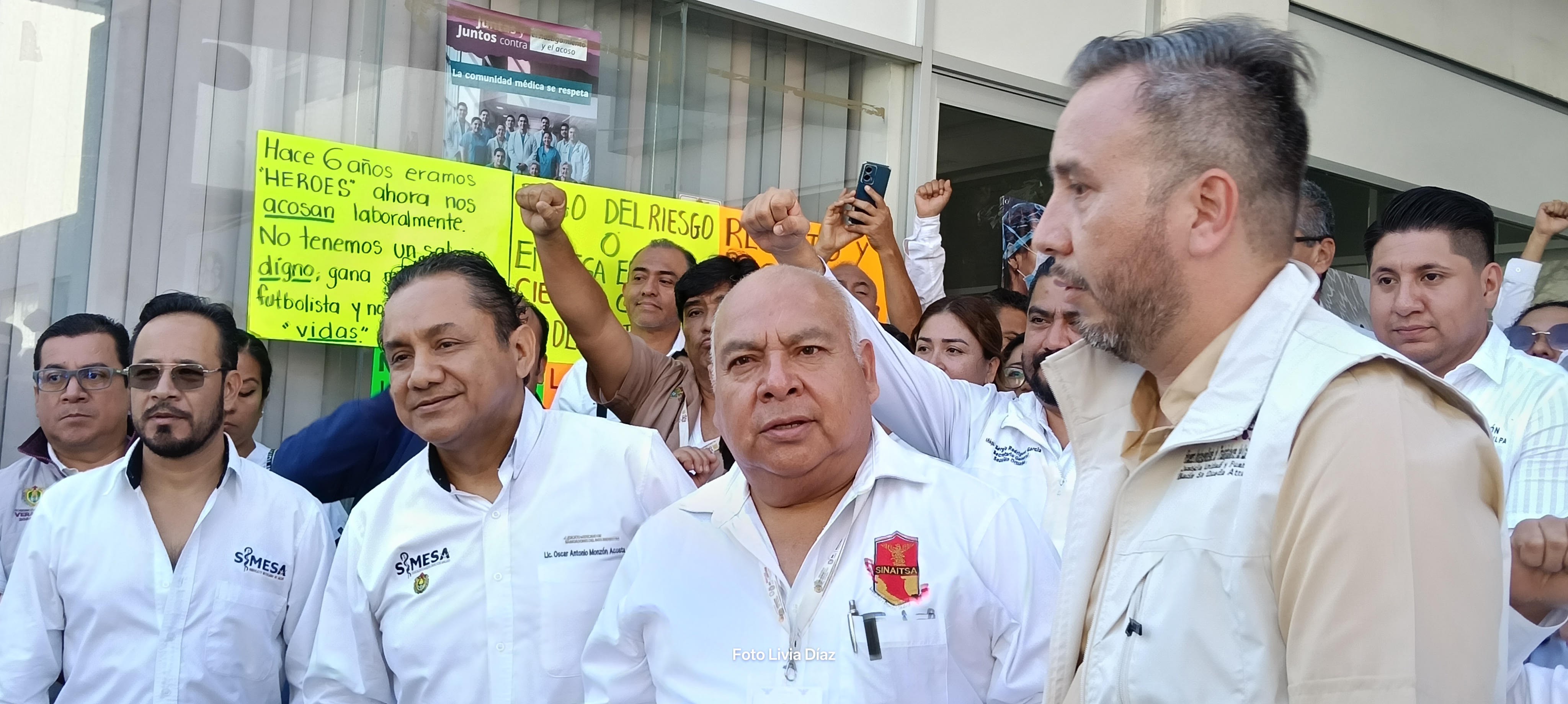 Trabajadores de salud protestan por falta de insumos y pagos
