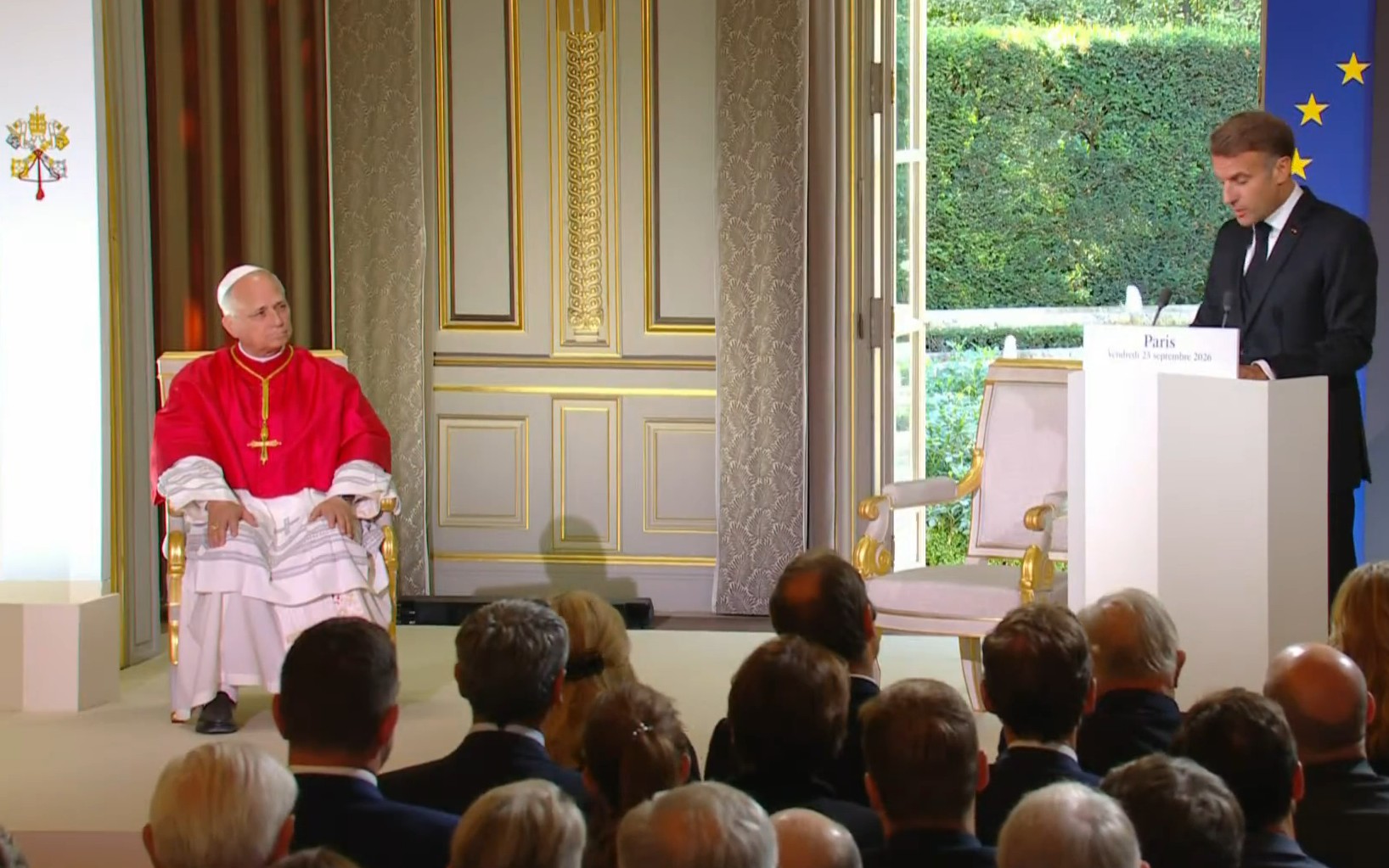 León XIV escucha el mensaje de bienvenida que pronuncia Emmanuel Macron en el Palacio del Elíseo, 25 de septiembre de 2026. Captura de pantalla del vídeo en el canal de YouTube del Palacio del Elíseo.. León XIV escucha el mensaje de bienvenida que pronuncia Emmanuel Macron en el Palacio del Elíseo, 25 de septiembre de 2026. Captura de pantalla del vídeo en el canal de YouTube del Palacio del Elíseo..