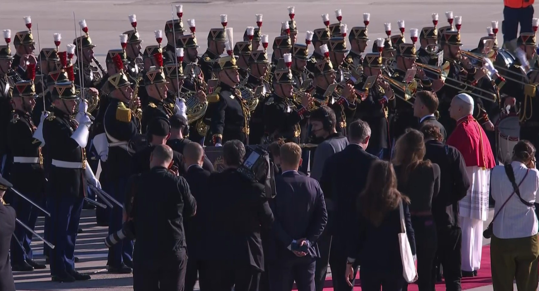 Una banda militar interpreta el Himno Nacional de Francia para saludar la llegada del papa León XIV a París el 25 de septiembre de 2026. Captura de pantalla del vídeo disponible en el canal de YouTube del Palacio del Elíseo. Una banda militar interpreta el Himno Nacional de Francia para saludar la llegada del papa León XIV a París el 25 de septiembre de 2026. Captura de pantalla del vídeo disponible en el canal de YouTube del Palacio del Elíseo.