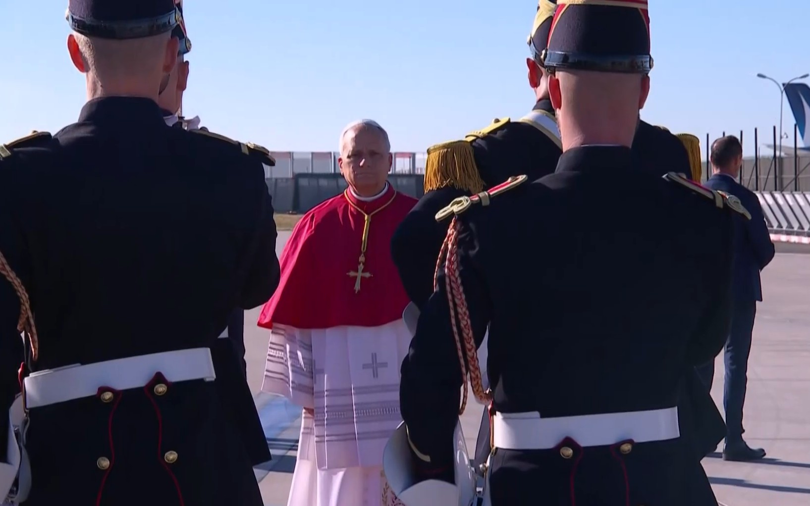 El papa León XIV en una de las pistas del Aeropuerto París-Orly durante la ceremonia de bienvenida luego de su llegada a la capital de Francia el 25 de septiembre de 2026. Captura de pantalla del vídeo disponible en el canal de YouTube del Palacio del Elíseo. El papa León XIV en una de las pistas del Aeropuerto París-Orly durante la ceremonia de bienvenida luego de su llegada a la capital de Francia el 25 de septiembre de 2026. Captura de pantalla del vídeo disponible en el canal de YouTube del Palacio del Elíseo.