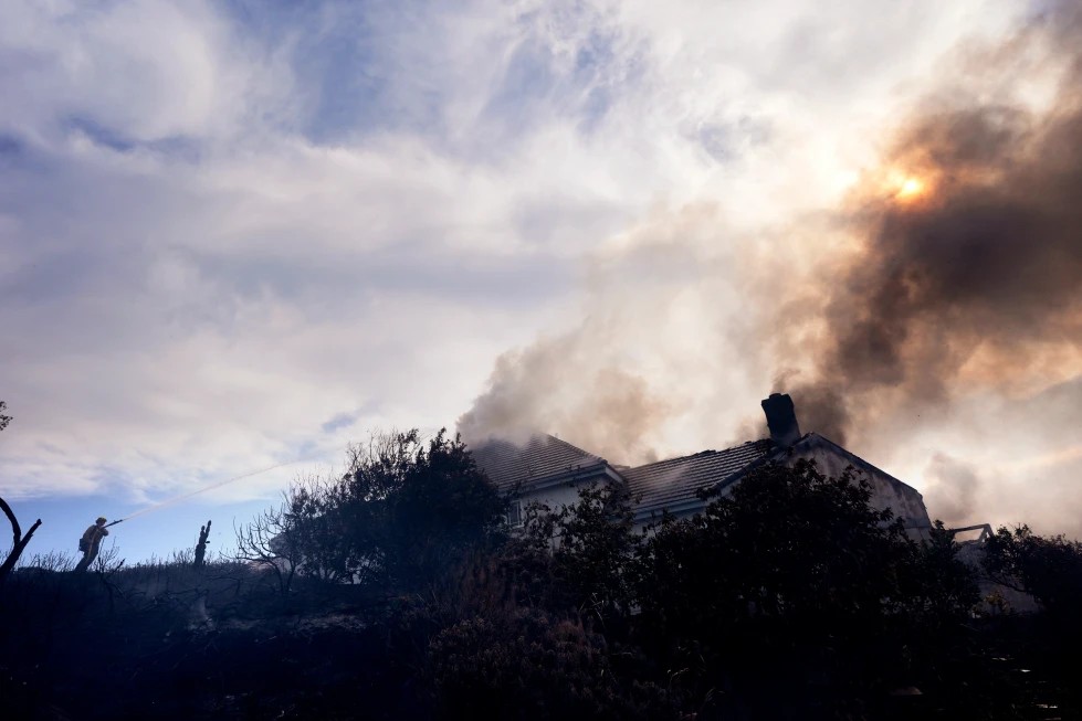 Incendio obliga a evacuar 16 mil personas en el Sur de California