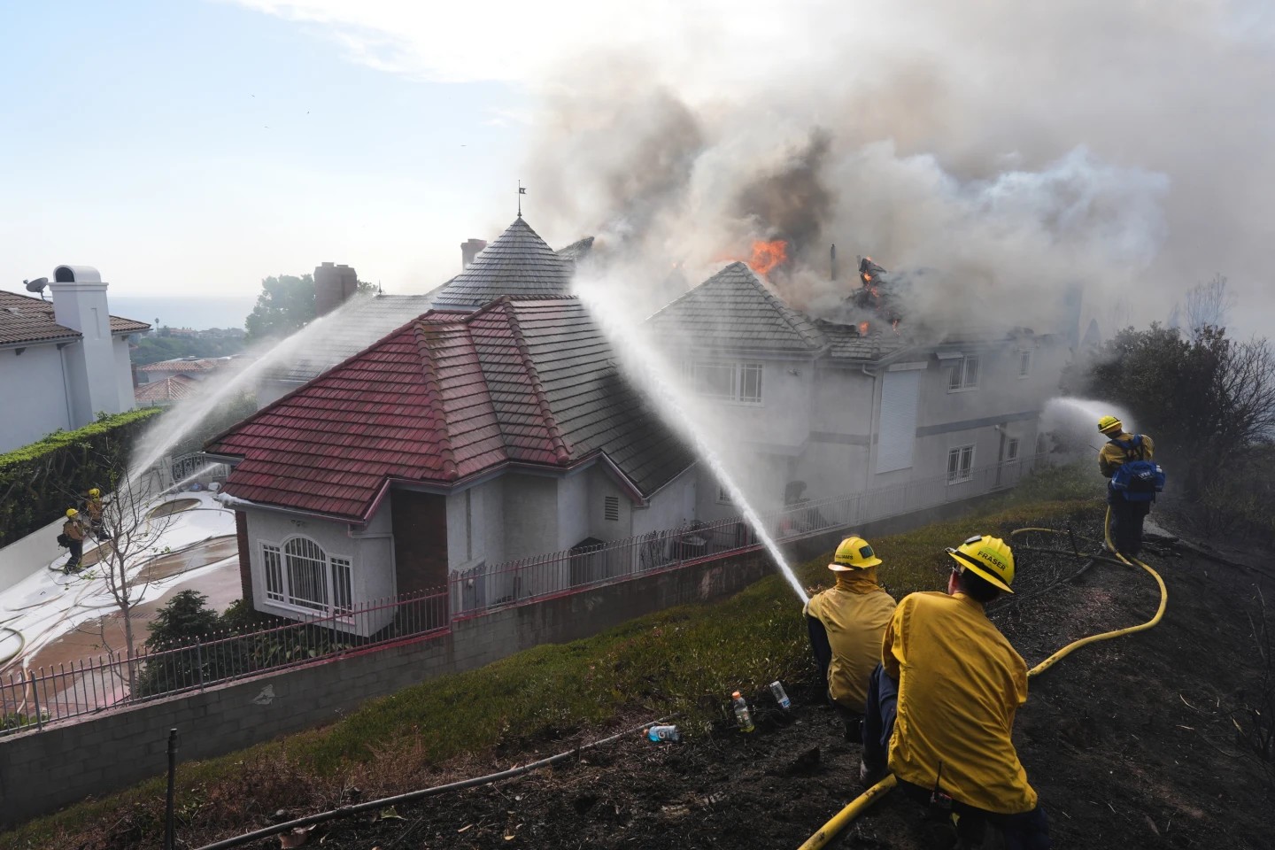 Incendio obliga a evacuar 16 mil personas en el Sur de California