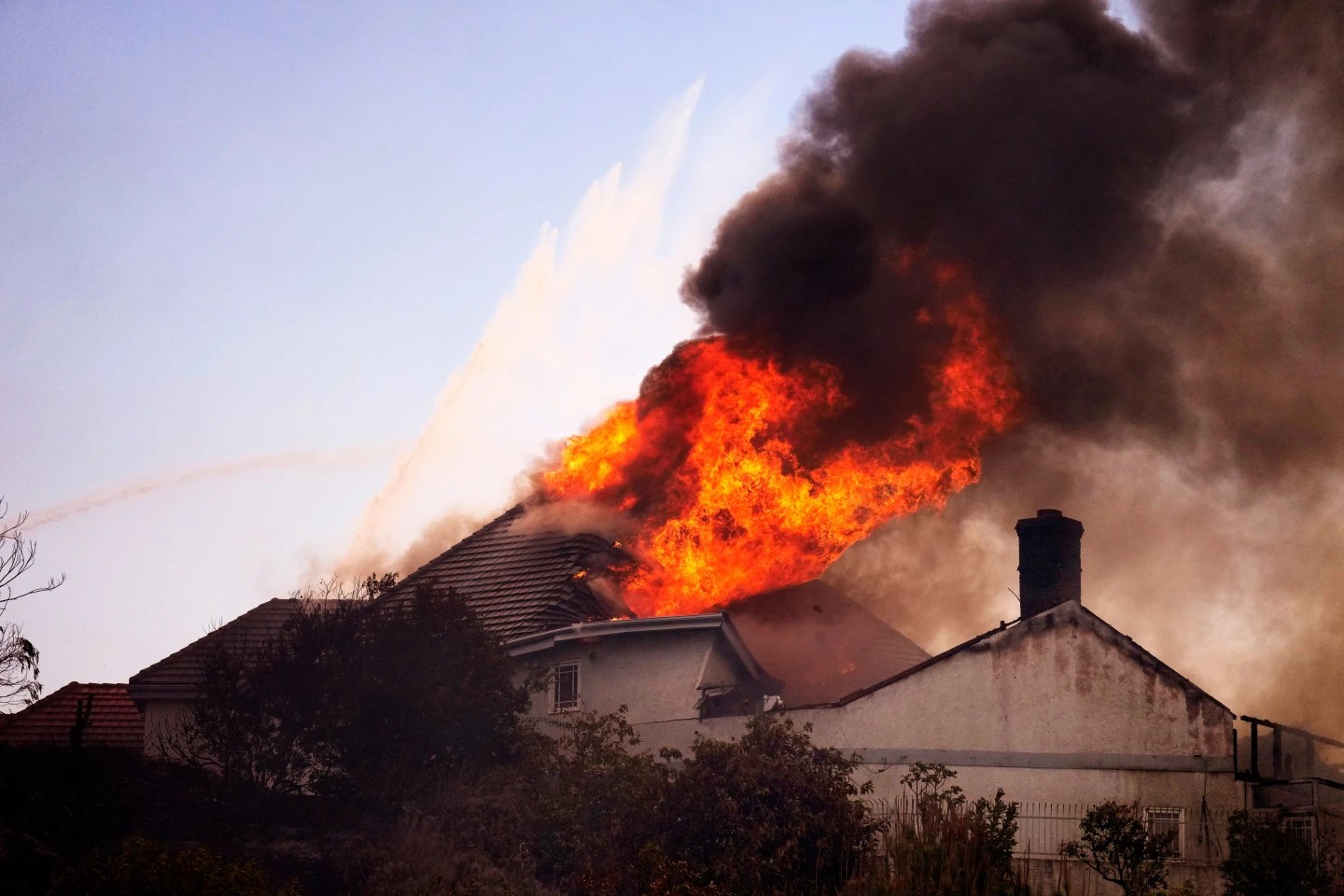 Incendio obliga a evacuar 16 mil personas en el Sur de California
