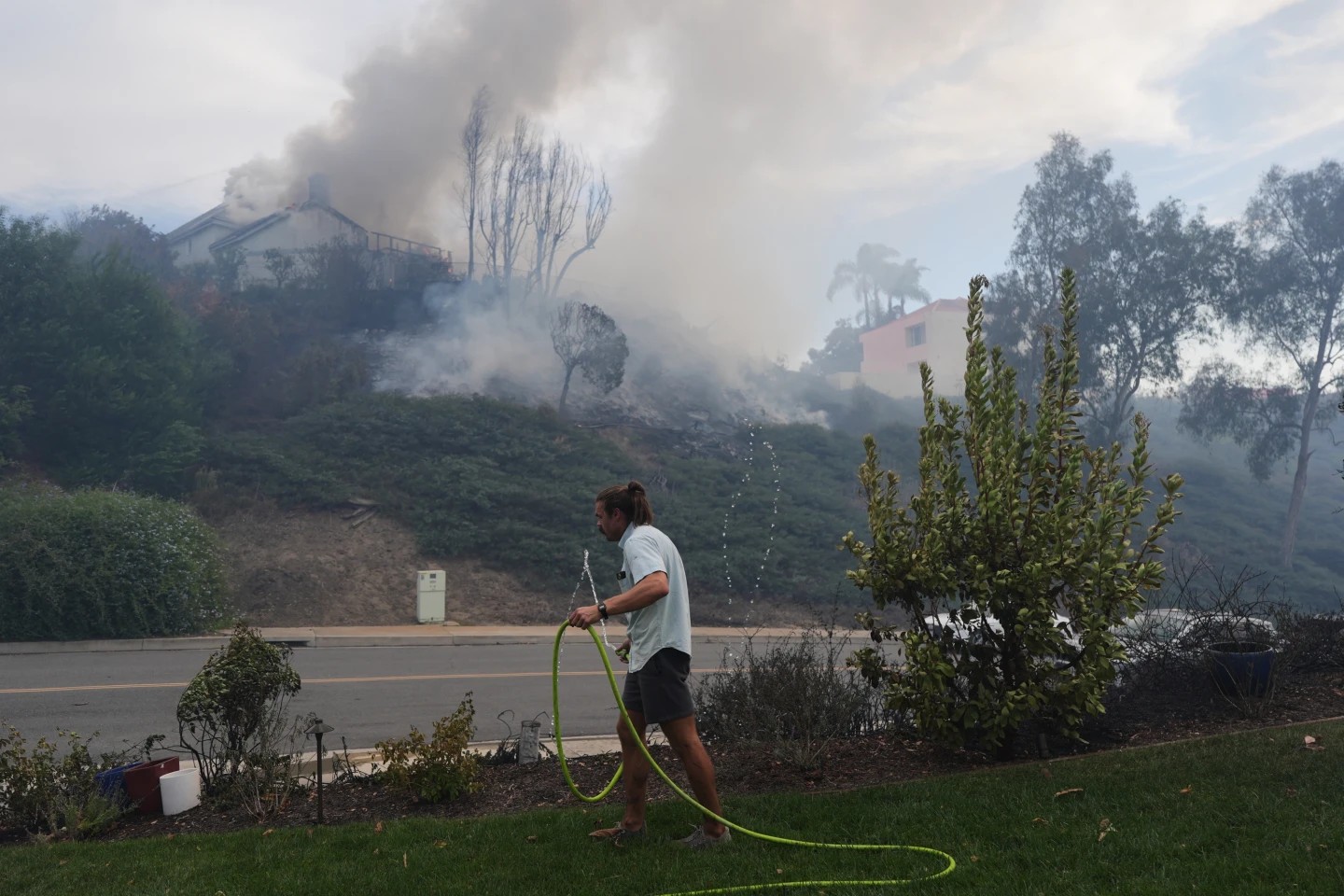 Incendio obliga a evacuar 16 mil personas en el Sur de California