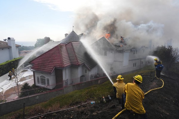 Incendio obliga a evacuar 16 mil personas en el Sur de California
