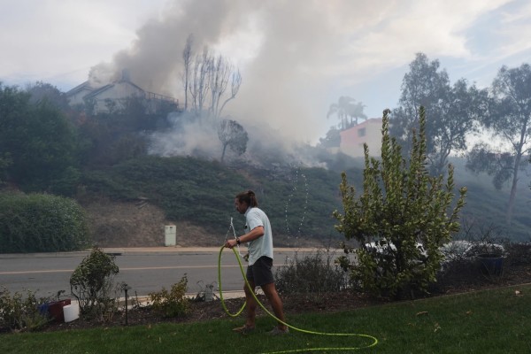 Incendio obliga a evacuar 16 mil personas en el Sur de California