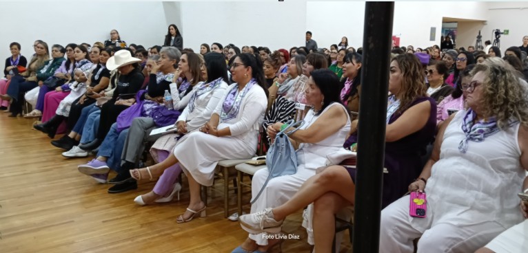 Beatriz Paredes urge a romper la rivalidad inculcada entre mujeres