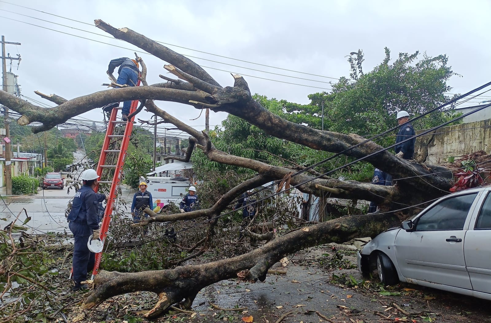 Temporal deja diez muertos y severas inundaciones en el sur de Veracruz