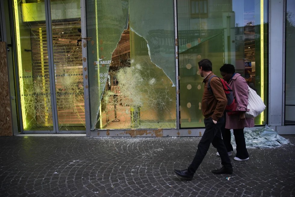 París recupera la calma tras toque de queda y disturbios