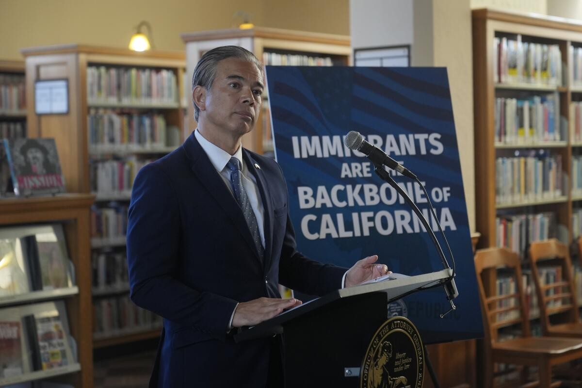 Fiscales de EEUU impugnan arrestos migratorios sin orden judicial