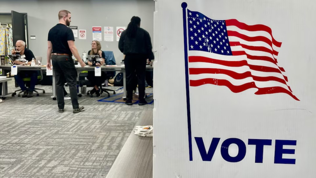 Canadienses enfrentan cargos en ofensiva de Trump contra voto ilegal