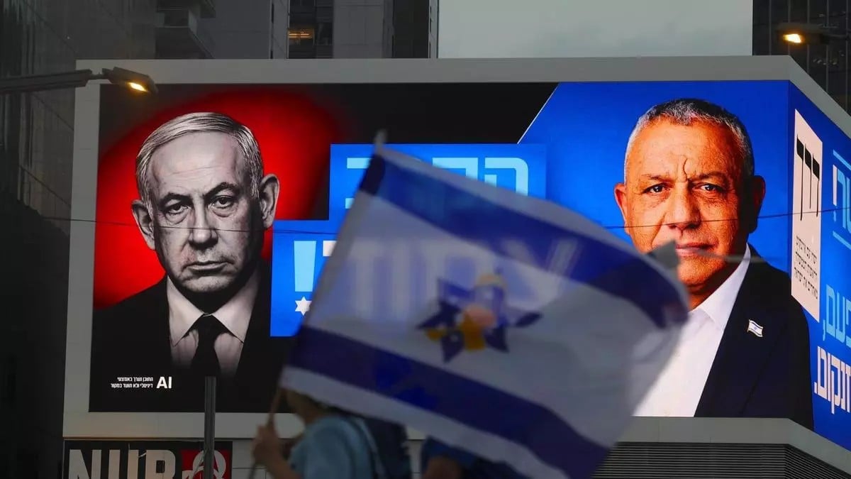 Un cartel electoral en el que aparecen Benjamín Netanyahu (izq) y Gadi Eisenkot (dcha) en Tel Aviv, el 24 de octubre de 2026. Foto: ABIR SULTAN/EPA/EFE Un cartel electoral en el que aparecen Benjamín Netanyahu (izq) y Gadi Eisenkot (dcha) en Tel Aviv, el 24 de octubre de 2026. Foto: ABIR SULTAN/EPA/EFE