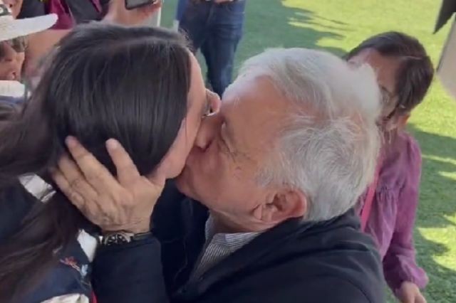 Andrés Manuel López Obrador besa en la boca a Julieta Ramírez durante una gira por Baja California el 10 de noviembre de 2023. Cuatro meses después, ella declaró ante el INE que todavía cursaba la maestría en la UABC. Foto: e-consulta.com. 