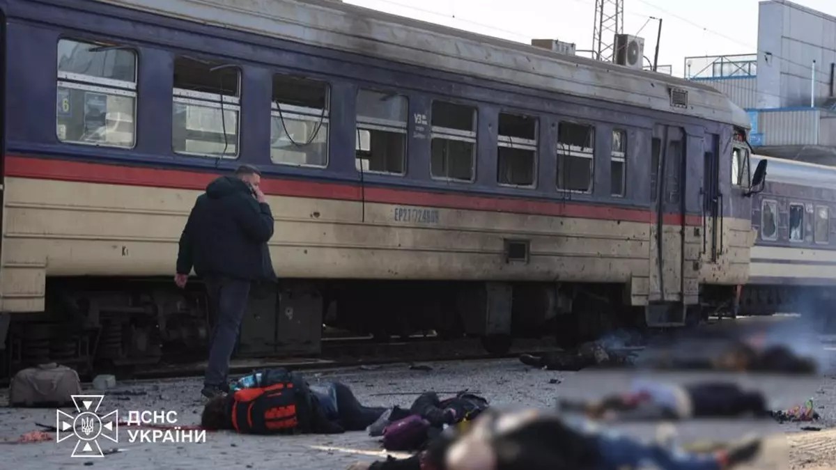 Ataque ruso mata a 14 personas en estación de tren en Dnipró