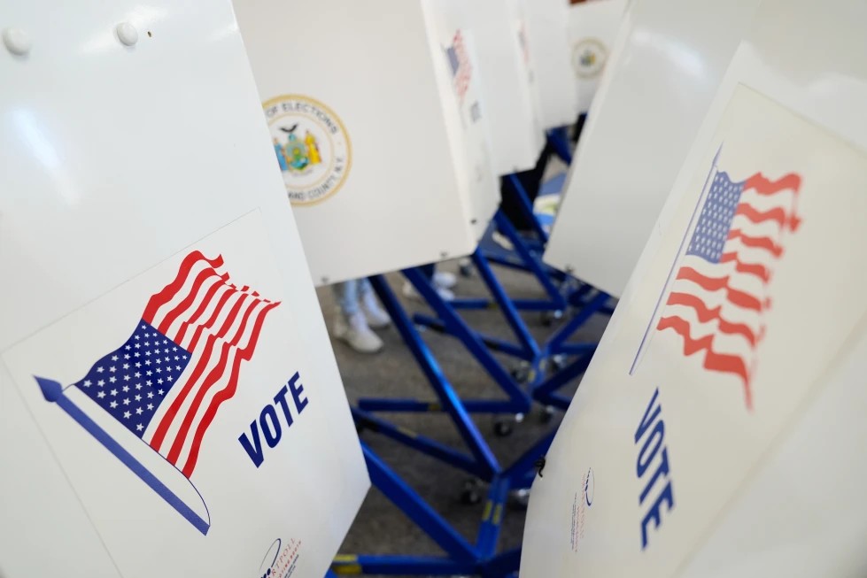 Juez exige a Trump explicar campaña contra voto no ciudadano