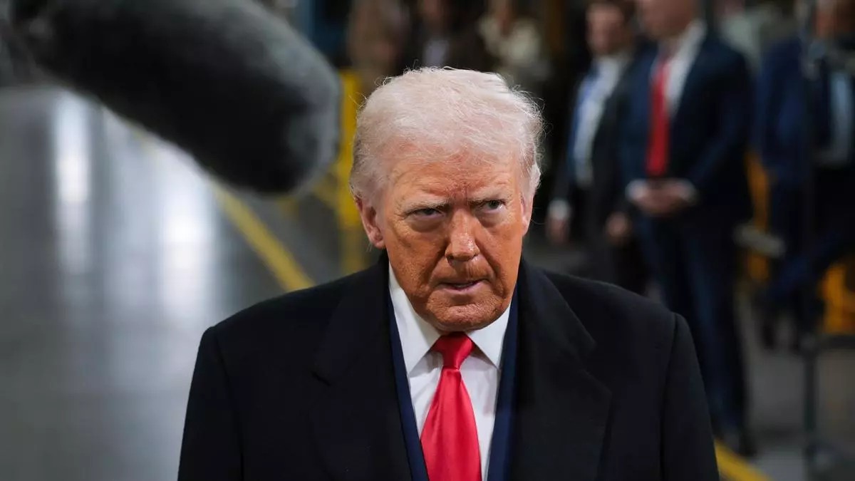 Trump cuestiona elecciones y despliega ofensiva en Alaska y California